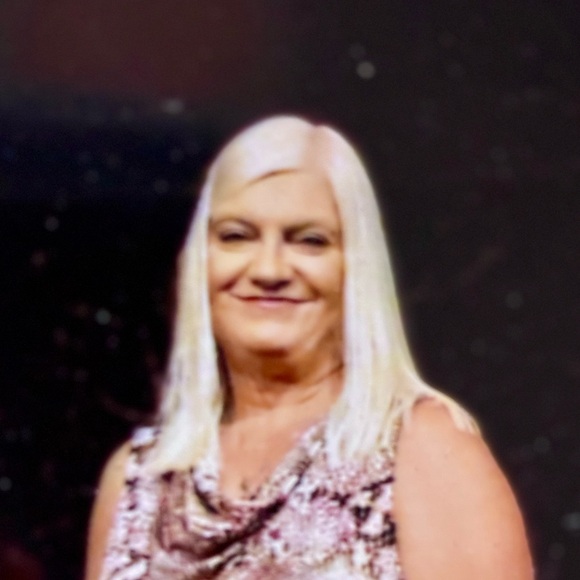 Meet your Posher, Sandy - Picture 1 of 2